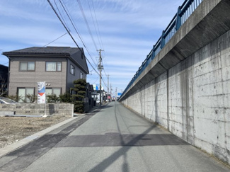 【前面道路含む現地写真】
