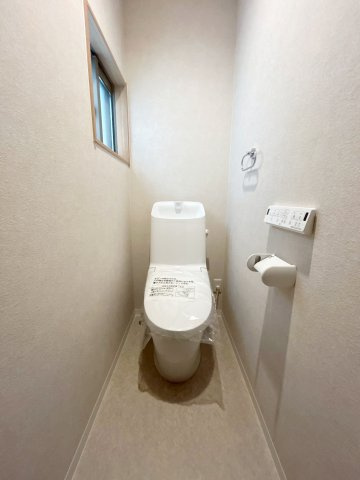 西京極徳大寺団子田町　新築参考Aプランの完成予想図|【施工例】
多機能なウォシュレット付！温かい便座でホッと一息つけちゃう至福の空間に。