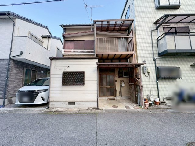 西京極徳大寺団子田町　新築参考Aプランの前面道路含む現地写真|『自由設計のおうち♪』
長く住み続けるからこそ、自由設計で間取りや設備にこだわったお家をつくりませんか？※現在お土地の上には古家がある状態です。（R8.3撮影）