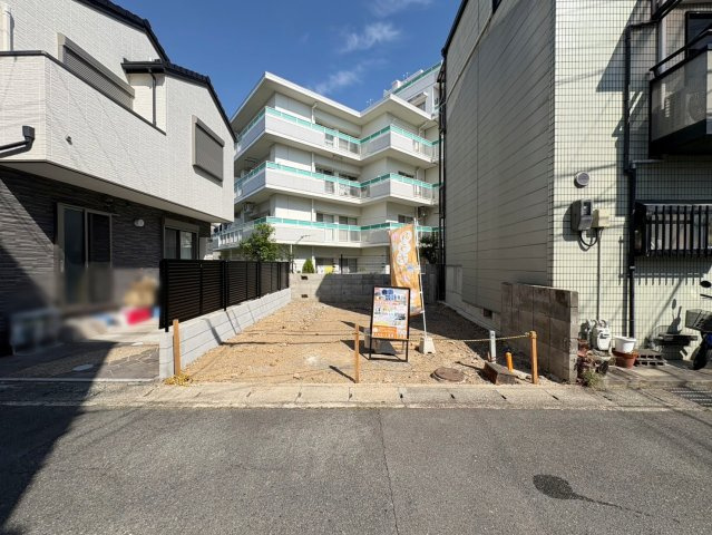 西京極徳大寺団子田町　新築参考Aプランの前面道路含む現地写真|『自由設計のおうち♪』
長く住み続けるからこそ、自由設計で間取りや設備にこだわったお家をつくりませんか？※現在お土地の上には古家がある状態です。（R8.6撮影）