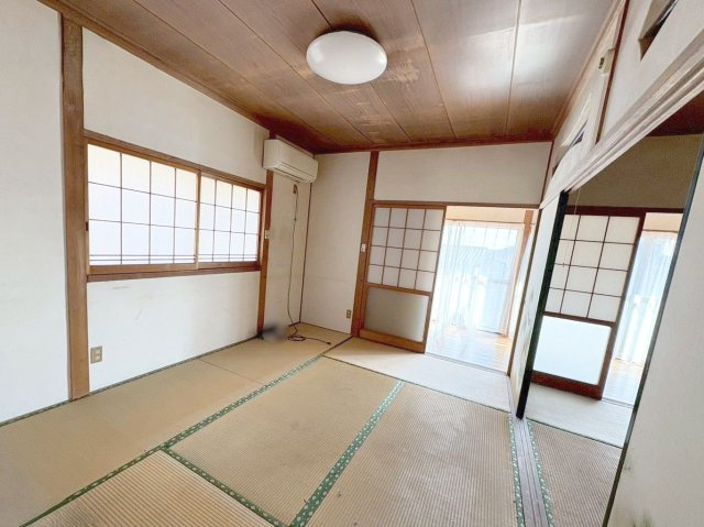 佐賀県杵島郡大町町 中古戸建の和室|東側の窓と、南側の広縁からの採光が取れた明るい和室です！