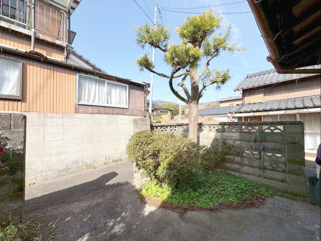 佐賀県杵島郡大町町 中古戸建の庭|玄関横にある庭スペースです！

