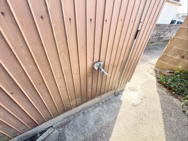 佐賀県杵島郡大町町 中古戸建の設備|外まわりの掃除やガーデニングにも便利な外水栓！