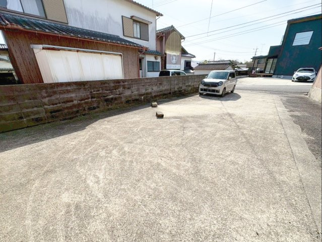 佐賀県杵島郡大町町 中古戸建の駐車場|敷地延長部分はゆとりある駐車スペースとして利用可能です！