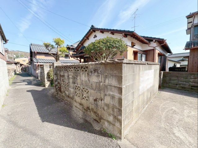 佐賀県杵島郡大町町 中古戸建の外観|外部からの視線に配慮したブロック塀です！