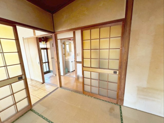 佐賀県杵島郡大町町 中古戸建の和室|DK、廊下、隣の和室の3方向から出入りができます！