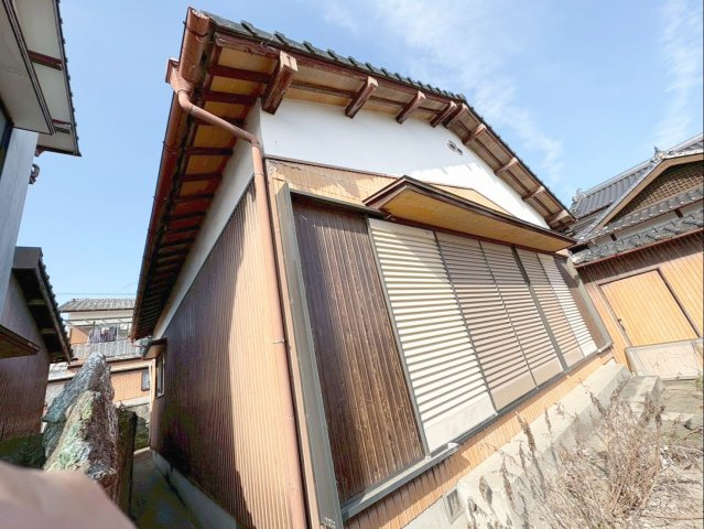 佐賀県杵島郡大町町 中古戸建の外観|防犯性と安心感を高める雨戸付きの窓です！