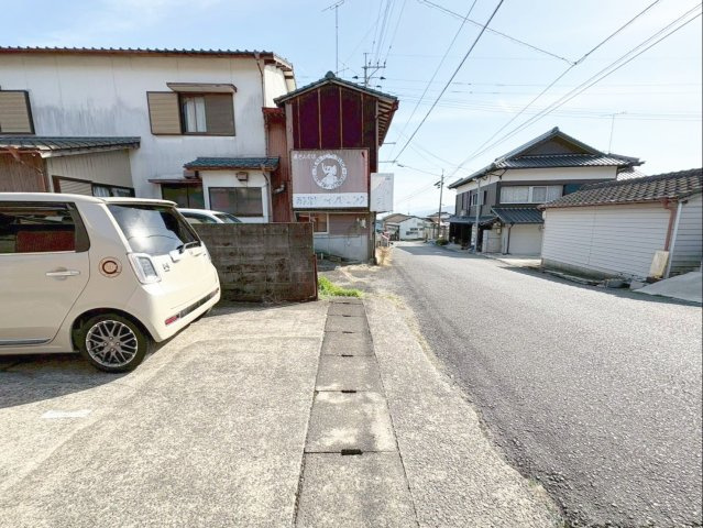 佐賀県杵島郡大町町 中古戸建の前面道路含む現地写真|こちらの前面道路から敷地内へと続きます！