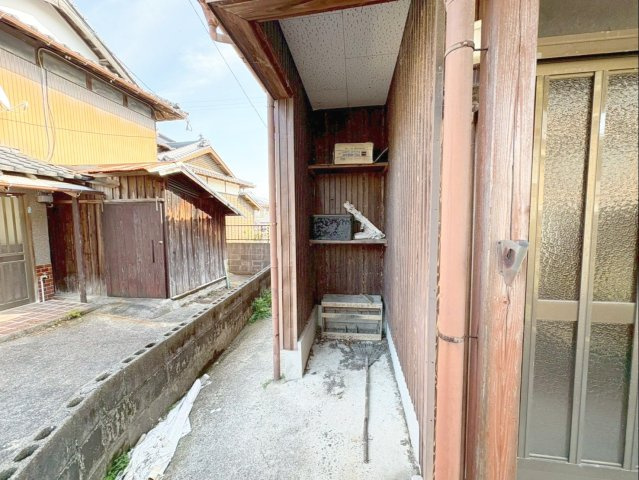 佐賀県杵島郡大町町 中古戸建の収納|玄関横の収納棚は、外で使うものを収納するのに便利ですね！