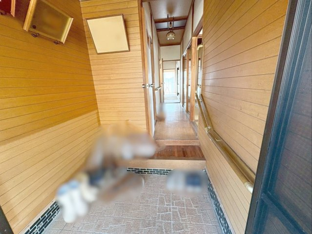 佐賀県杵島郡大町町 中古戸建の玄関|木材の温かみが感じられる玄関です！