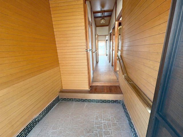 佐賀県杵島郡大町町 中古戸建の玄関|木材の温かみが感じられる玄関です！
※AI加工により荷物を消去しています（現況優先）