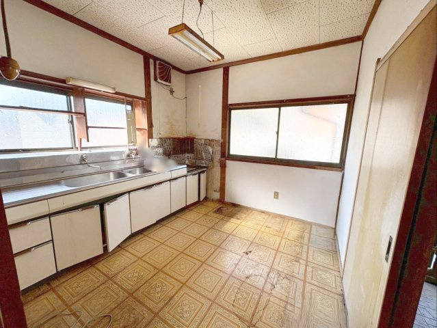 佐賀県杵島郡大町町 中古戸建のキッチン|二面採光の明るい空間です！