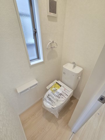 新築　伊勢崎市境米岡第3　2号棟　Cradle Gardenのトイレ|現地写真　トイレは洗浄機能付きです！壁面収納も嬉しいですね♪