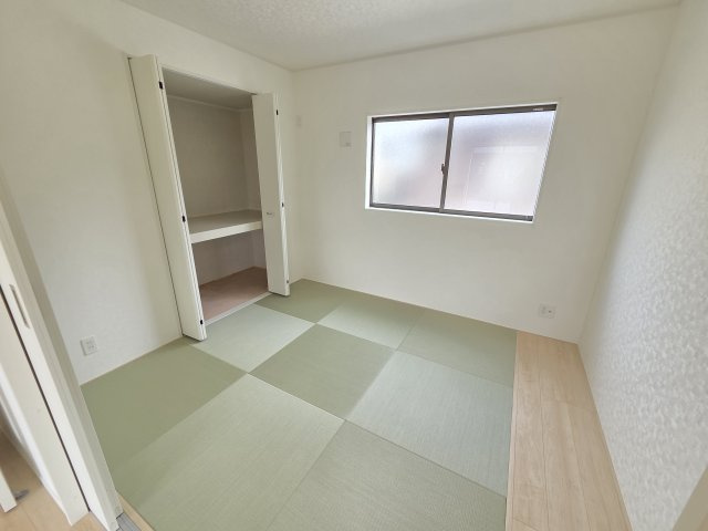 新築　伊勢崎市境米岡第3　2号棟　Cradle Gardenの和室|現地写真　リビング横の和室です。居室、お子様のプレイルーム、客間など様々な使い方ができますね！