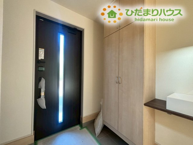 深谷市岡里　第3　新築一戸建て　リーブルガーデン　01の玄関|木目調のドアにスリットガラスが入った、明るく開放的な玄関がお出迎えします！大型のシューズボックスも完備されており、家族全員分の靴をしっかり片付けられるため、急な来客時でも慌てる必要がありません♪