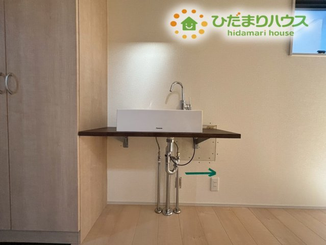 深谷市岡里　第3　新築一戸建て　リーブルガーデン　01の独立洗面台|玄関ホール部分には、便利なセカンド手洗いカウンターが設置されています！帰宅時やお客様の訪問の際にも清潔感があるおもてなしが出来るのが嬉しいですね♪お掃除もしやすシンプルなデザインです♪