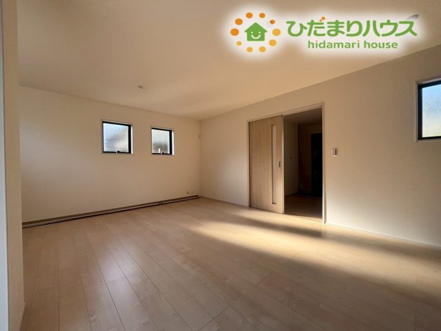 深谷市岡里　第3　新築一戸建て　リーブルガーデン　01の居間・リビング|横長に広がるリビングスペースは、家具のレイアウトがしやすい間取りです！大きな窓からは心地よい風が通り抜け、家族全員が自然と集まってリラックスできるような、温かみのある団らんの場になりそうですね♪