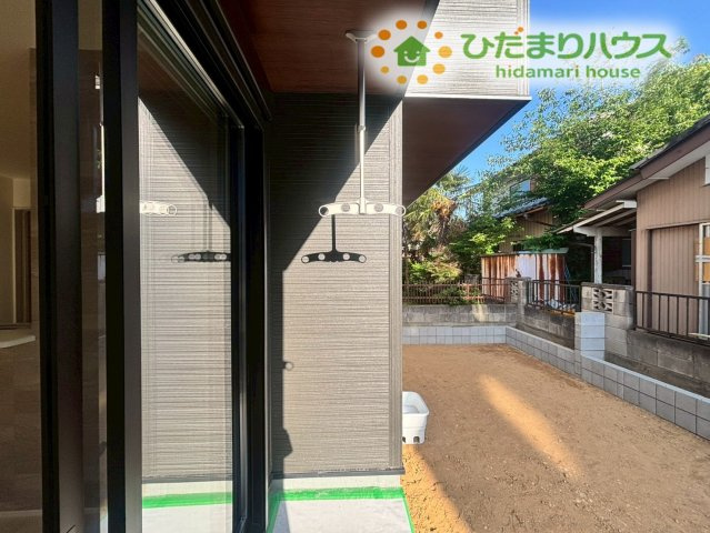 深谷市岡里　第3　新築一戸建て　リーブルガーデン　01の設備|リビングから屋外へ繋がるスペースは、ガーデニングや洗濯物を干す際などの家事動線として非常に優秀です！屋外スペースはしっかりとした幅があり、駐輪スペースや、物置を置く場所としても活用できます♪