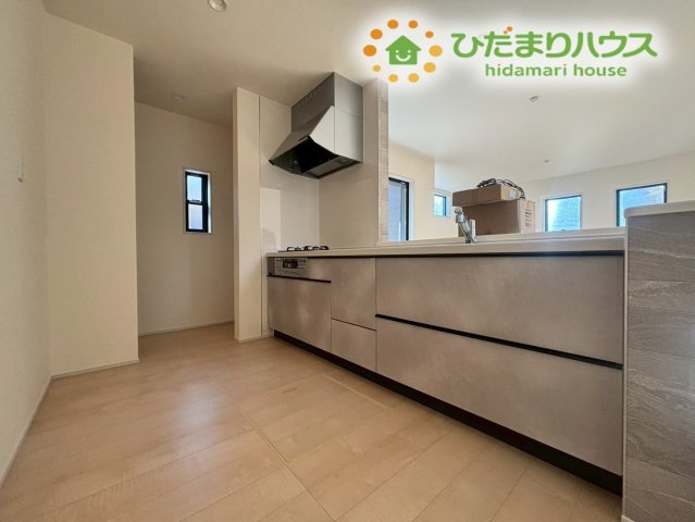 深谷市岡里　第3　新築一戸建て　リーブルガーデン　01のキッチン|シンプル＆シックなデザインで機能的なシステムキッチンです！広々としたシンクと調理スペースで、お子様と一緒に夕飯の準備を楽しむことができます。収納力も高く、調理器具や食器もスッキリ収まります♪