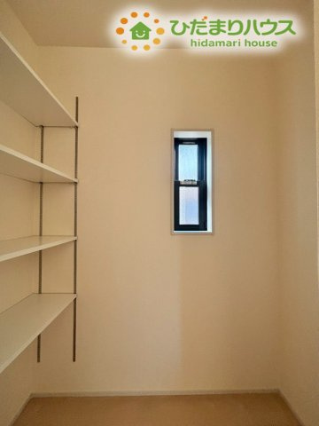 深谷市岡里　第3　新築一戸建て　リーブルガーデン　01の収納|キッチン横にある可動棚付きの収納スペースは、食料品のストックや日用品の保管に最適です！中身が一目で確認できるオープンタイプなので、お買い物の前に在庫をチェックしやすく、無駄な買いすぎも防げますね♪
