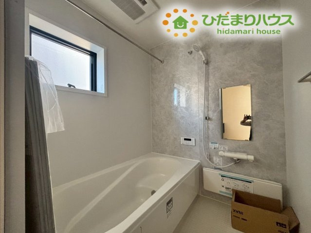 深谷市岡里　第3　新築一戸建て　リーブルガーデン　01の浴室|広さがある、ゆったりとしたバスタイムを楽しめるお風呂です！換気乾燥機付きなので、雨の日の洗濯物干し場としても大活躍します。足が伸ばせる浴槽で、一日の疲れをじっくり癒やしてくださいね♪