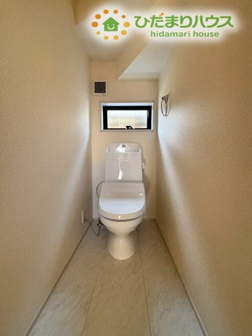 深谷市岡里　第3　新築一戸建て　リーブルガーデン　01のトイレ|清潔感のあるホワイトを基調とした、温水洗浄便座付きのトイレです！小窓がついているため、こまめに換気ができて常にクリーンな状態を保てます。手洗い場も近く、使い勝手の良さを追求した設計になっています♪