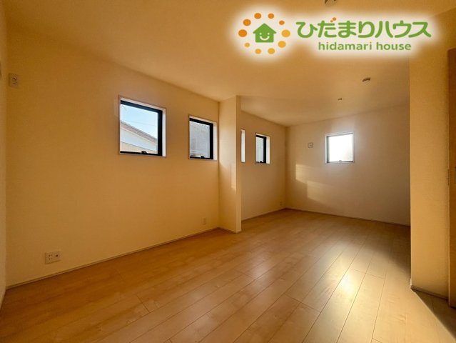 深谷市岡里　第3　新築一戸建て　リーブルガーデン　01の寝室|こちらの洋室は、なんと10帖という圧倒的な広さを誇ります！主寝室として大きなサイズのベッドを置いても、まだまだスペースに余裕があります。将来的にご家族のライフスタイルの変化にも対応可能です♪