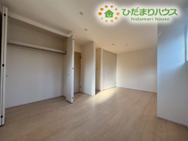 深谷市岡里　第3　新築一戸建て　リーブルガーデン　01の寝室|南向きの窓からたっぷりと光が差し込む、明るい2階のお部屋です！天井が高く開放感があるため、圧迫感を感じることなく過ごせます。お子様の勉強部屋にすれば、明るい環境で集中力もアップしそうですね♪