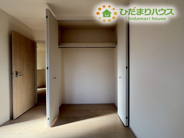 深谷市岡里　第3　新築一戸建て　リーブルガーデン　01の収納|お部屋の壁一面を活用した、ワイドなクローゼットを完備しています！ハンガーパイプが付いているので、コートやワンピースもシワにならずに収納可能。季節ごとの衣替えも、これだけの広さがあればスムーズです♪