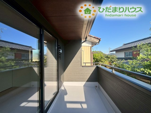 深谷市岡里　第3　新築一戸建て　リーブルガーデン　01のバルコニー|奥行きと幅をしっかり確保した、南向きのワイドバルコニーです！お布団や家族全員分の洗濯物を一度にたくさん干すことができます。日当たりが良いので、プランターでハーブや野菜を育てるのも楽しそうですね♪