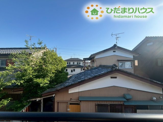 深谷市岡里　第3　新築一戸建て　リーブルガーデン　01の展望|バルコニーからは、視界を遮る高い建物が少ない開放的な景色が広がります！青い空を仰ぎながら、心地よい風を感じてリフレッシュできる特別な場所です♪閑静な住宅街を一望でき、穏やかな時間を満喫できますね。