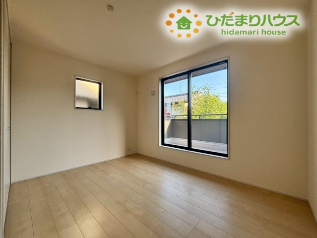 深谷市岡里　第3　新築一戸建て　リーブルガーデン　01の子供部屋|白を基調とした明るい洋室は、お子様のお部屋にぴったりです！大きなクローゼットが完備されているので、散らかりがちなおもちゃや学校の道具もスッキリお片付けできて、お部屋を広くのびのび使っていただけます♪