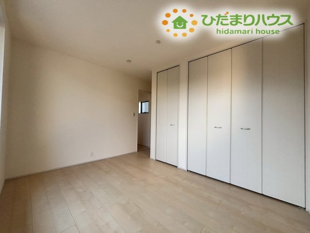 深谷市岡里　第3　新築一戸建て　リーブルガーデン　01の子供部屋|壁一面に広がる大容量のクローゼットです！中身が見やすく、衣類をハンガーにかけたまま並べられるので、毎朝のコーディネートも楽しくスムーズに決まります。季節物の大きな荷物もしっかり収まる頼もしい広さです♪