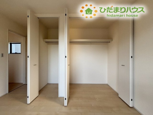 深谷市岡里　第3　新築一戸建て　リーブルガーデン　01の収納|壁一面に設置されたワイドなクローゼットです！家族全員の衣類はもちろん、季節物の家電や大きな荷物もスッキリ収まります♪中身が見やすく整理整頓もしやすいので、毎朝の身支度が驚くほどスムーズになりますよ！
