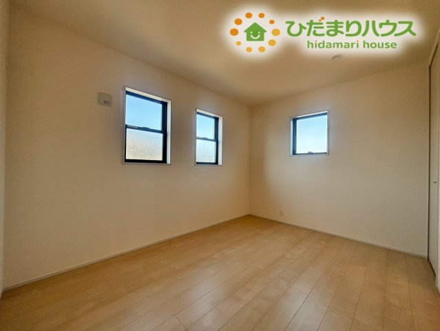 深谷市岡里　第3　新築一戸建て　リーブルガーデン　01の洋室|二面採光で心地よい光と風が通り抜ける、開放感たっぷりのお部屋です！9帖以上のゆとりがあるため、ベッドだけでなく学習机や本棚を置いてもスペースに余裕があり、お子様が成長しても長く快適に過ごせますよ♪