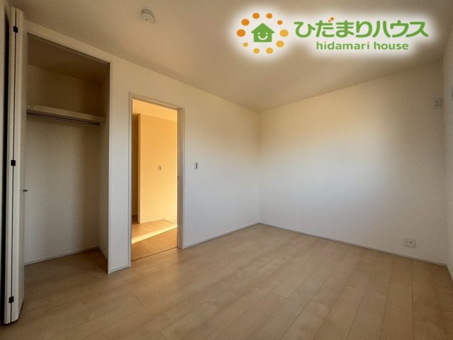 深谷市岡里　第3　新築一戸建て　リーブルガーデン　01の洋室|木のぬくもりを感じるナチュラルなフローリングが、落ち着いた雰囲気を演出します。扉を開ければ廊下へと繋がり、家族の気配を感じつつも自分だけの時間を大切にできる、心地よいプライベート空間になっていますね♪