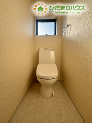 深谷市岡里　第3　新築一戸建て　リーブルガーデン　01のトイレ|小窓から自然光が差し込む、明るく清潔感のあるトイレ空間です！換気がしやすく空気がこもらないので、いつでも気持ちよくお使いいただけます。温水洗浄便座付きで、毎日のお手入れも楽々なのが嬉しいポイントです♪