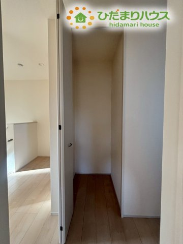 深谷市岡里　第3　新築一戸建て　リーブルガーデン　01の収納|奥行きを活かした収納スペースは、掃除機や季節家電などの置き場所としても重宝します！棚板を工夫すれば、日用品のストックを賢く整理整頓できるので、お家全体の綺麗をキープする強い味方になってくれますよ♪