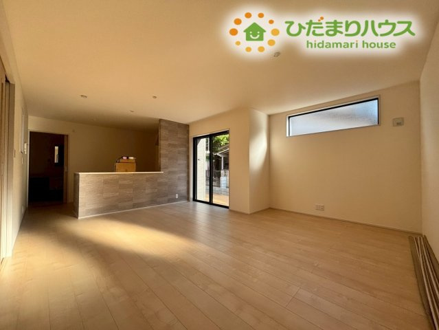 深谷市岡里　第3　新築一戸建て　リーブルガーデン　01の居間・リビング|広々としたLDKは、南側からの光が差し込む明るい空間です！対面式キッチンからはリビング全体が見渡せるので、お料理の最中もリビングで遊ぶお子様の様子をしっかり見守ることができて安心です♪