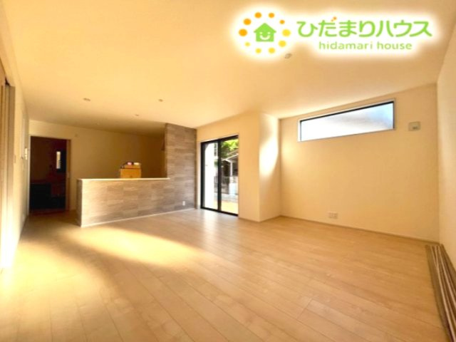 深谷市岡里　第3　新築一戸建て　リーブルガーデン　01の居間・リビング|広々としたLDKは、南側からの光が差し込む明るい空間です！対面式キッチンからはリビング全体が見渡せるので、お料理の最中もリビングで遊ぶお子様の様子をしっかり見守ることができて安心です♪
