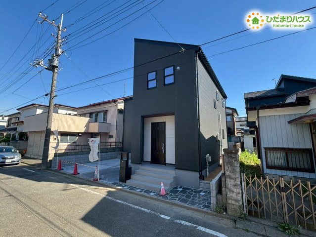 深谷市岡里　第3　新築一戸建て　リーブルガーデン　01の外観|青空に映えるモダンなシルエットが印象的な一戸建てです！玄関周りはスッキリとした設計になっており、ベビーカーの出し入れや荷物が多い日のお買い物帰りでも、ストレスなくスムーズに室内へ入れますよ♪