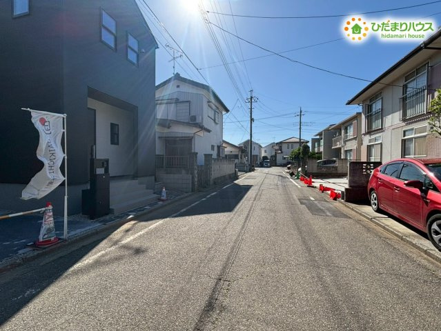 深谷市岡里　第3　新築一戸建て　リーブルガーデン　01の前面道路含む現地写真|物件前の道路は舗装が整っており、視認性も良いため小さなお子様がいるご家庭でも歩きやすい環境です！車通りも落ち着いているので、静かな環境でお昼寝や勉強に集中したいときにもぴったりな立地ですね♪
