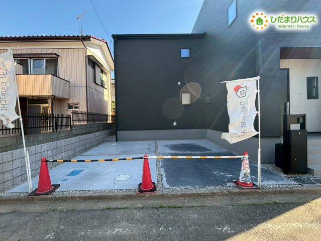 深谷市岡里　第3　新築一戸建て　リーブルガーデン　01の駐車場|3台分の駐車スペースを確保したゆとりある敷地計画です！ご夫婦の車に加えて来客用のスペースもばっちり完備されています。お友達が遊びに来た際も、駐車場所に困ることなく楽しく過ごしていただけます♪