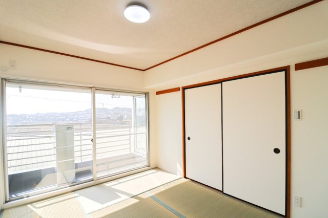 【Re Dream】ラポー桂の和室|大きな窓からたっぷり陽光が差し込む明るい和室。バルコニーに面しており開放感も良好。押入付きで収納力もあり、客間やお子様の遊びスペースとしても活用できます。

室内（2026年2月）撮影