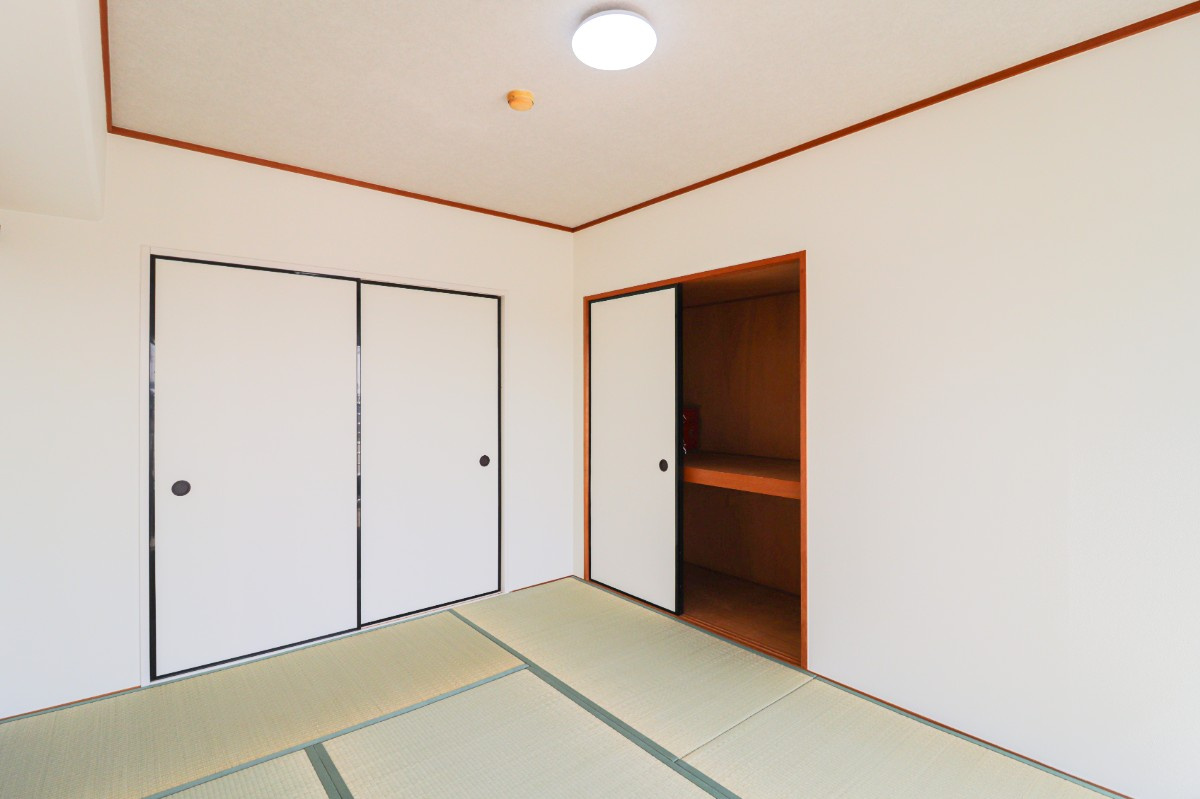 【Re Dream】ラポー桂の和室|バルコニーに面した明るい和室。大きな掃き出し窓から心地よい光が差し込み、開放感たっぷり。押入収納付きでお部屋もすっきり使えます。

室内（2026年2月）撮影