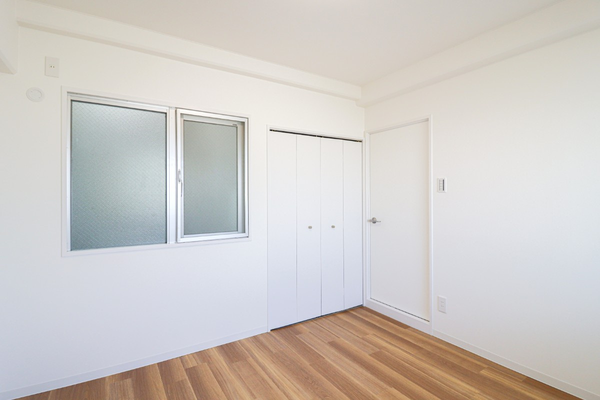 【Re Dream】ラポー桂の洋室|大きな窓から自然光が差し込む明るい洋室。落ち着いた空間でゆったりお過ごしいただけます。

室内（2026年2月）撮影