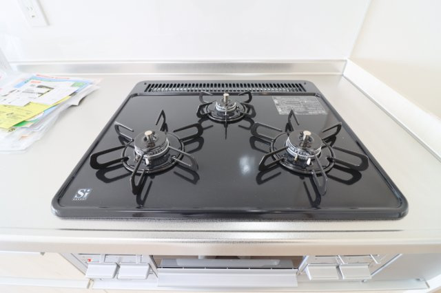 【Re Dream】ラポー桂の設備|●メインディッシュを作りながら煮物や汁物の用意をすることができる3つ口のコンロ！