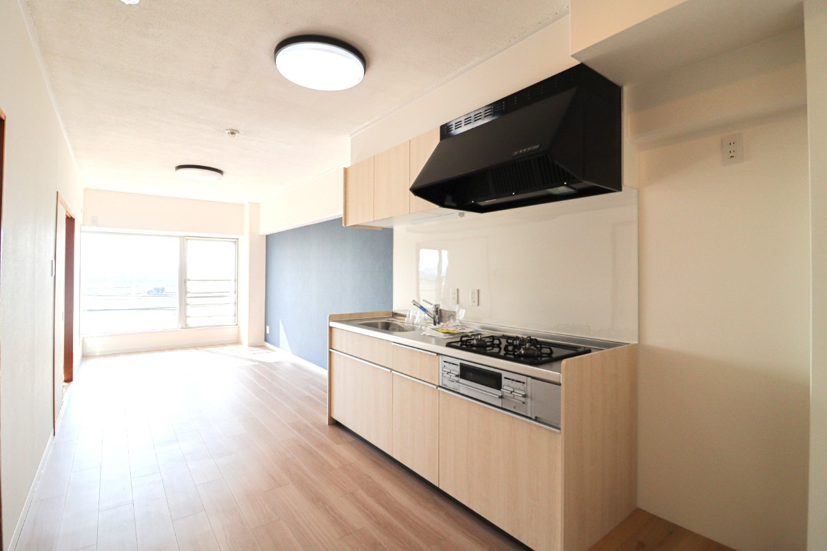 【Re Dream】ラポー桂の居間・リビング|陽光がたっぷり差し込む明るいリビング。木目の床とアクセントクロスが調和し、心地よくくつろげる空間です！

室内（2026年2月）撮影