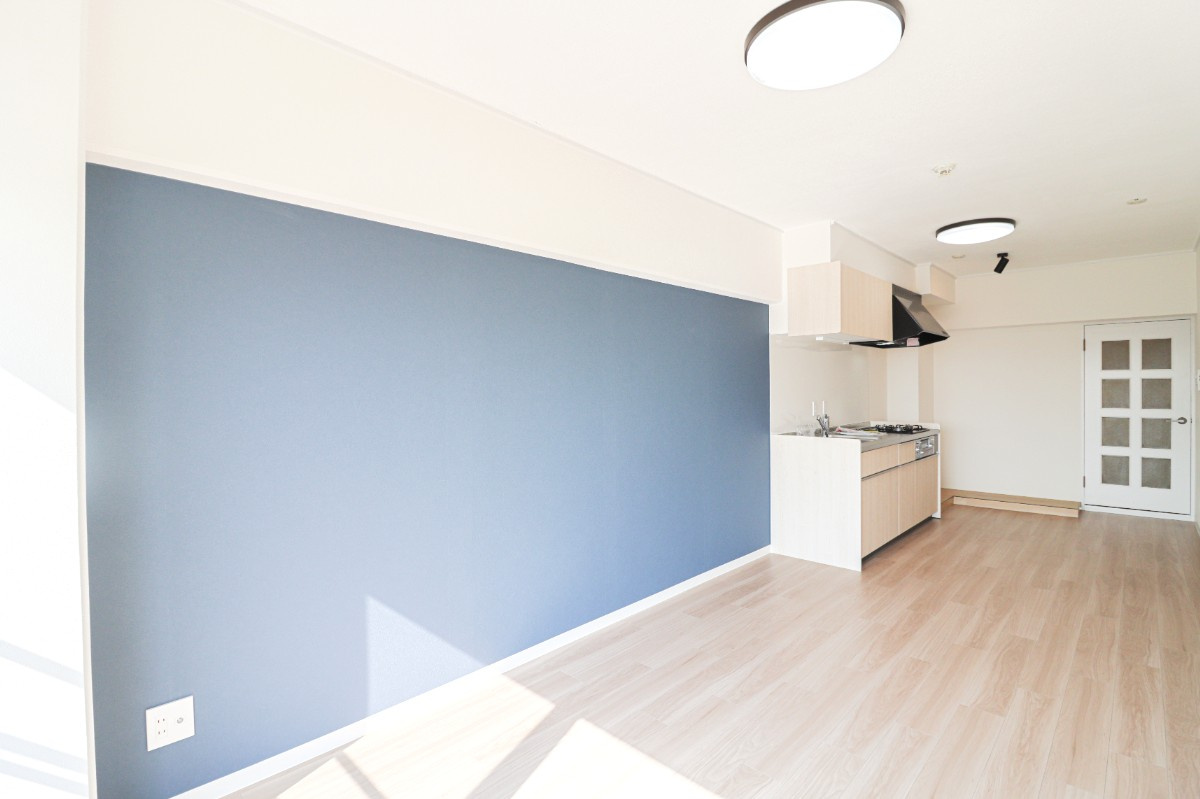 【Re Dream】ラポー桂の居間・リビング|1面のみクロスにアクセントカラーを採用することで個性の光るお部屋に仕上がります♪

室内（2026年2月）撮影