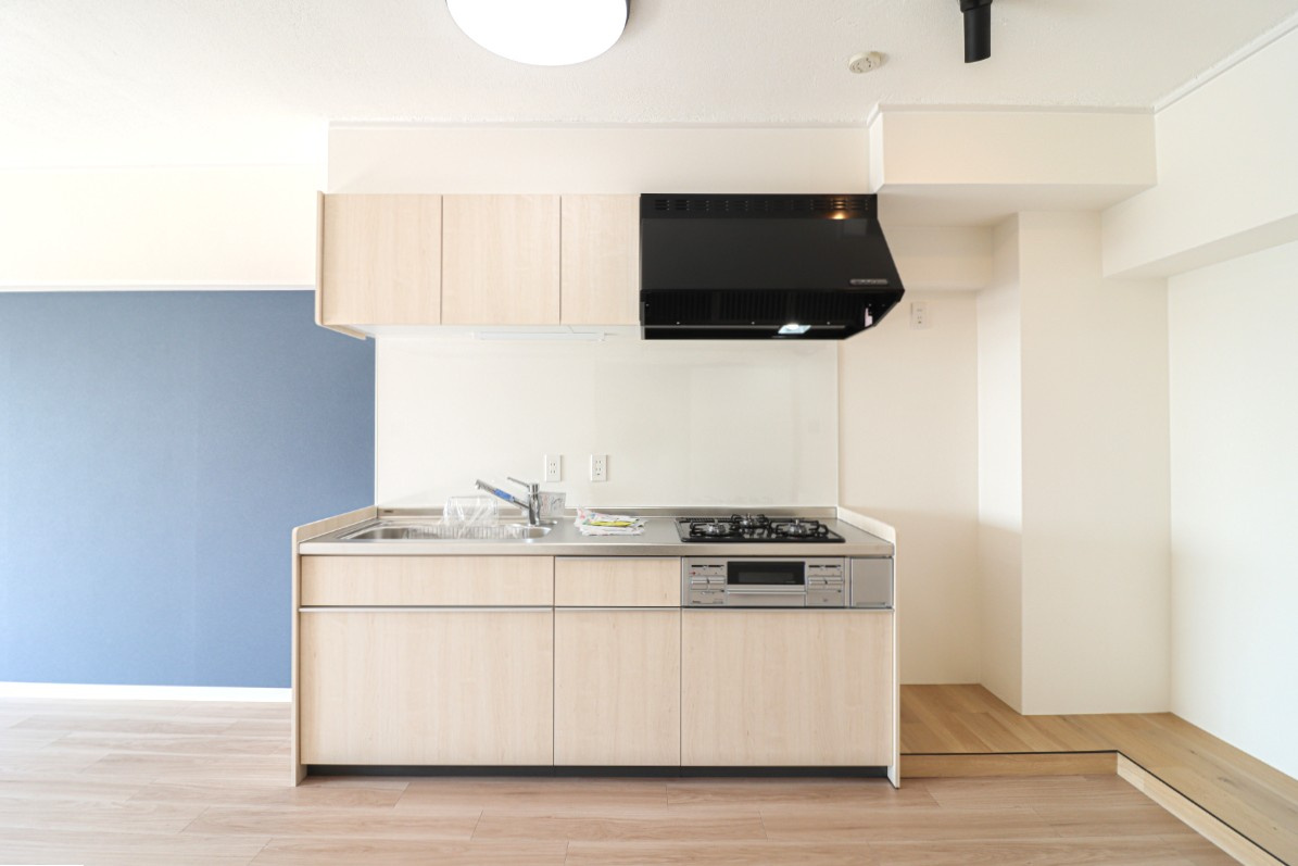 【Re Dream】ラポー桂のキッチン|清潔感あふれるシステムキッチン。収納力も高く、毎日のお料理がはかどる快適な空間です。使い勝手の良さも魅力。

室内（2026年2月）撮影